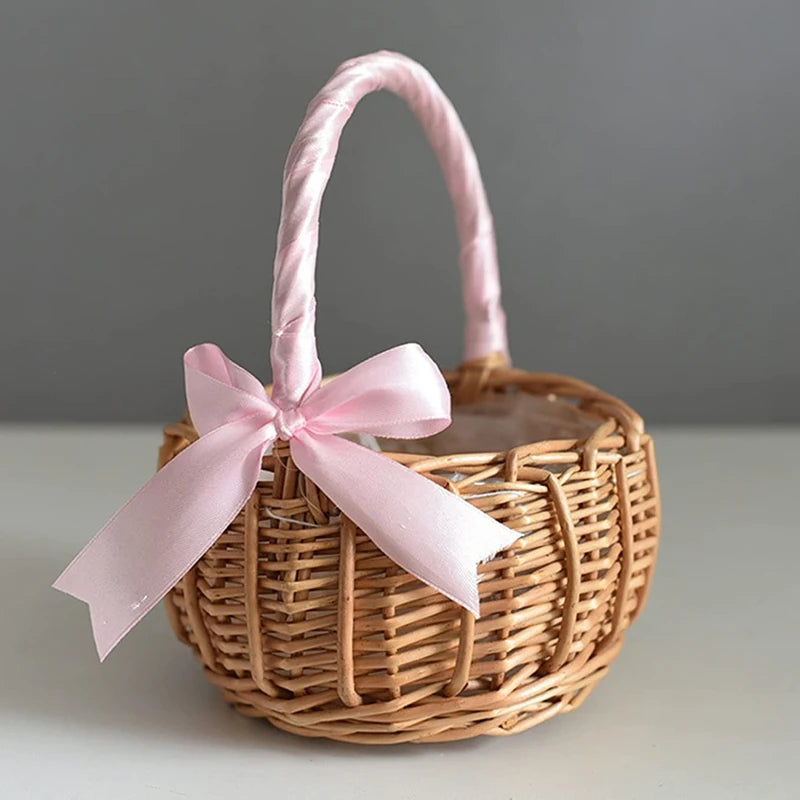 panier osier tressé marron clair classique ruban blanc poignée tressée decoration maison fleurs rangement