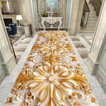 Un élégant parquet doré et orné de motifs floraux sophistiqués, dans un magnifique cadre intérieur décoré avec soin.