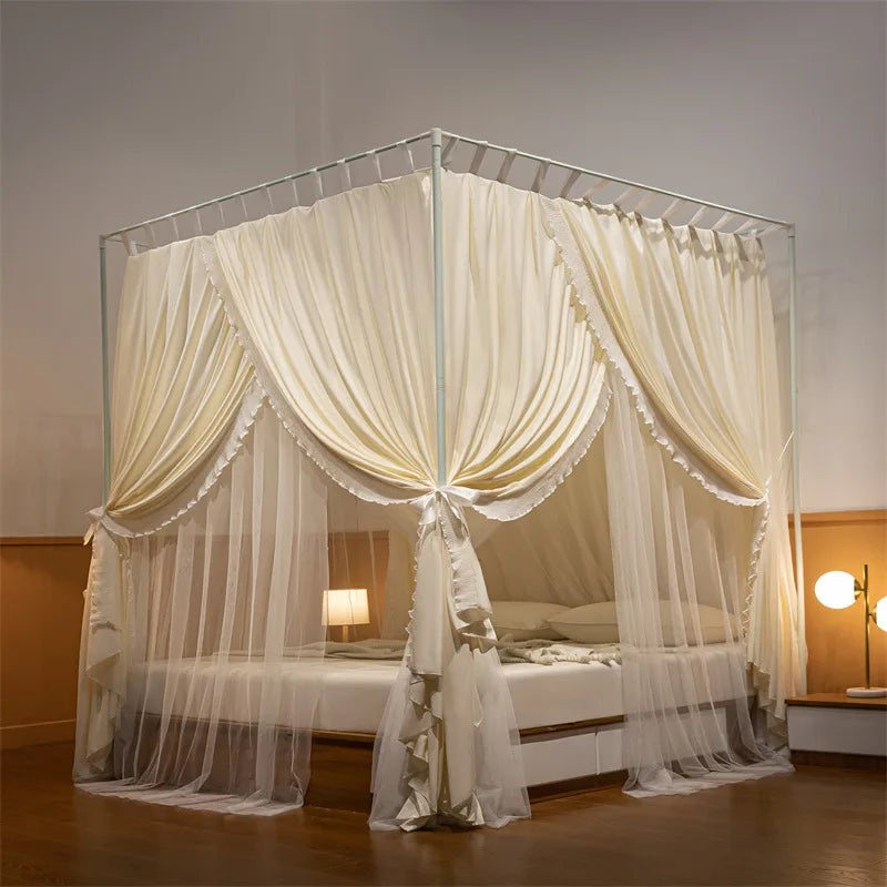 Lit à baldaquin de luxe avec rideaux blancs épais, créant une atmosphère intime et élégante dans une chambre.