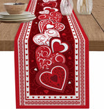 Chemin de table décoré de motifs rouges et blancs en forme de cœurs, créant une ambiance romantique pour une célébration.