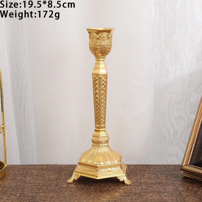 bougeoirs or argent ornements baroques chandelles mariage décoration intérieure classique gravures détaillées