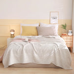 Une chambre à coucher élégante avec un lit confortable et des coussins moelleux, et un cadre décoratif élégant sur le mur.