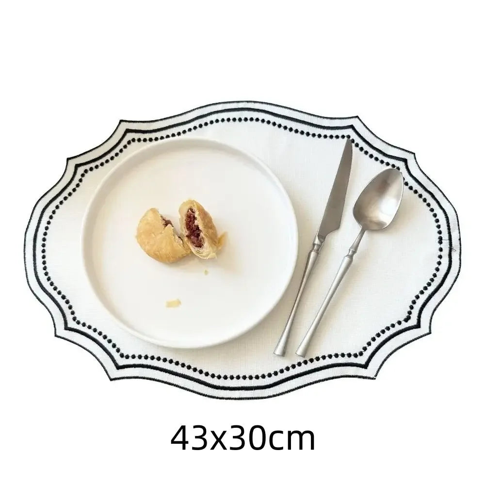 assiettes blanches bordure noire points dorés classiques set table decoration