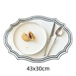 assiettes blanches bordure noire points dorés classiques set table decoration