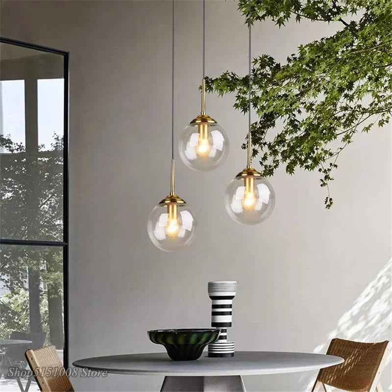 suspension lumineuse transparente moderne ampoule brillante câble noir minimaliste chambre salon étude