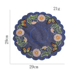 serviette table brodée bleu foncé fleurs blanches oranges papillons multicolores classique