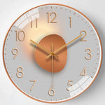 horloge murale moderne quartz aiguille dorée fond marron gris salon verre cristal