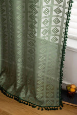 rideaux bohèmes translucides vert foncé motif géométrique franges pompons salon