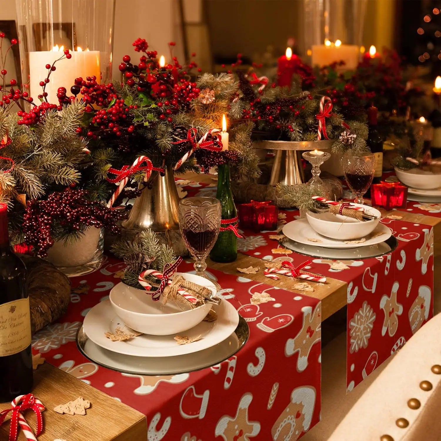 Une scène festive avec une décoration de table de Noël élégante, comprenant des bougies allumées, des baies rouges, des branches de sapin et des accessoires de Noël, créant une ambiance chaleureuse et accueillante.