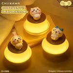 Lampe de chevet Chiikawa Usagi Hachiware en couleur blanche sur table de nuit