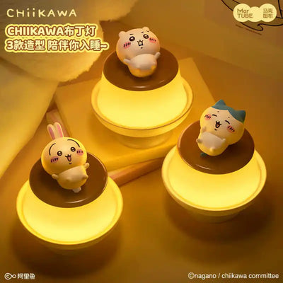 Lampe de chevet Chiikawa Usagi Hachiware en couleur blanche sur table de nuit