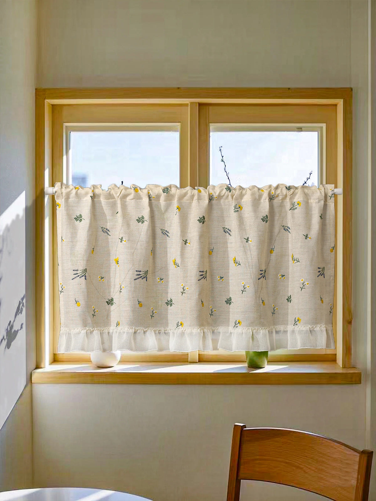 rideau fenêtre court brodé motifs floraux tissu texturé franges semi transparent rustique cuisine chambre