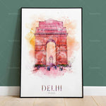 L'image représente la célèbre porte de l'Inde à Delhi, l'un des monuments les plus emblématiques de la capitale indienne, avec son architecture distinctive et son atmosphère dynamique.