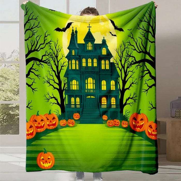 Une maison hantée avec des citrouilles d'Halloween dans un paysage sombre et verdoyant sous un ciel nocturne éclairé par la lune.