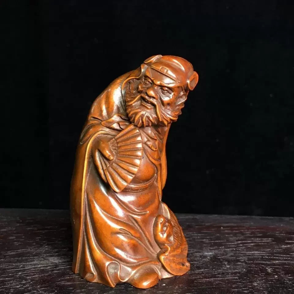 figurine bois sculptée homme âgé brun foncé détails éventail traditionnel asiatique collection deco