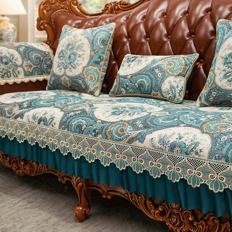 Un impressionnant canapé en bois sculpté avec des coussins ornés de motifs floraux et de dentelles vintage, créant une ambiance élégante et raffinée dans cette pièce.