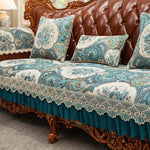 Un impressionnant canapé en bois sculpté avec des coussins ornés de motifs floraux et de dentelles vintage, créant une ambiance élégante et raffinée dans cette pièce.