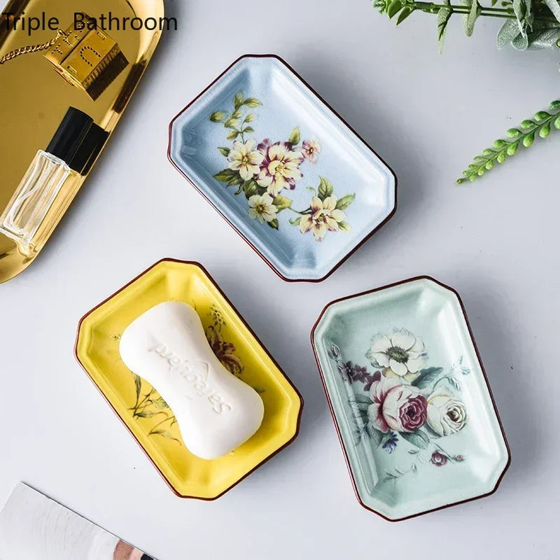 assiettes savon céramique fleurs oiseaux bleu jaune rose vert classique domestique salle bain