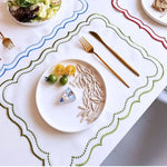 nappes decoratives blanc rouge bleu vert bordures ondulees assiettes blanches couverts dorés minimaliste 45x32cm