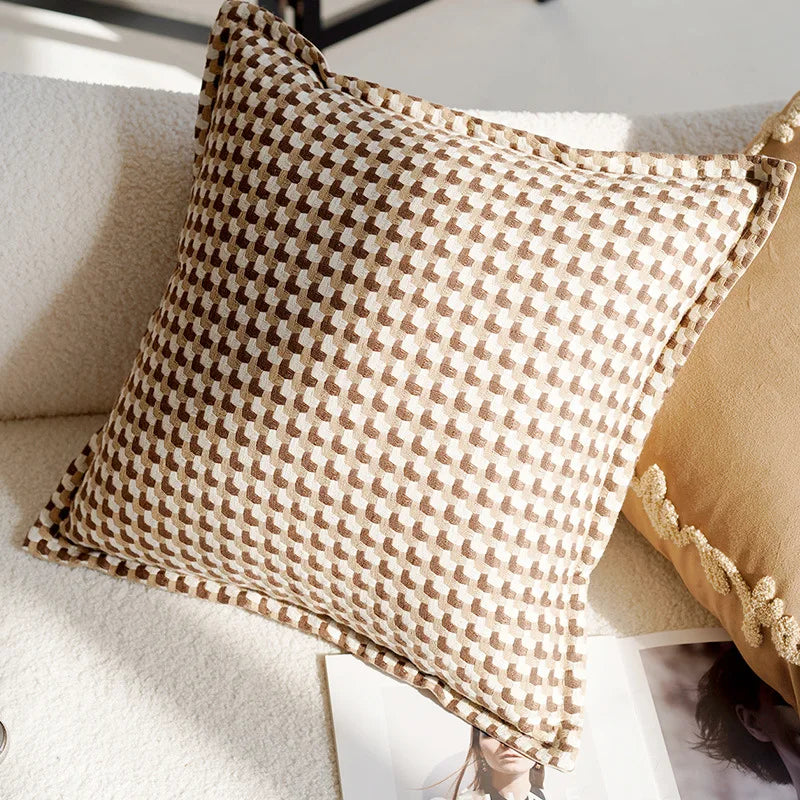 taies d'oreiller patchwork moderne motifs brodés couleurs variées géométriques fleurs beige marron noir blanc