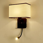 Close-up de la lampe de lecture LED torsadée et du port USB intégré