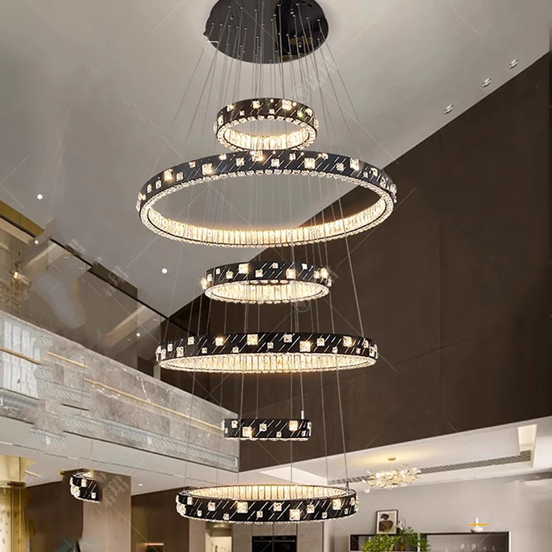 chandelier suspendu moderne plusieurs niveaux anneaux cristal transparents noir doré