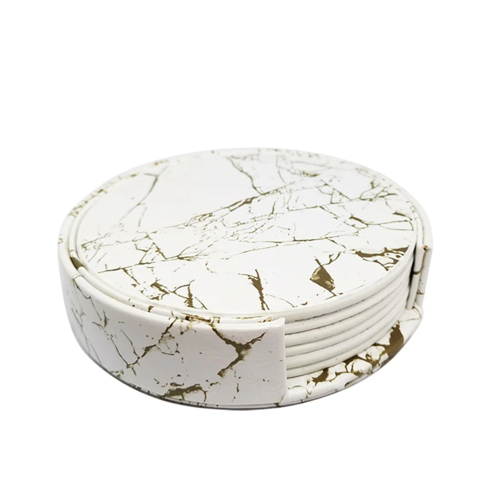 Un jeu de 6 sous-verres ronds en céramique de couleur blanc et doré, ornés d'un motif de marbre.