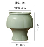 Vase de style oriental en céramique vert clair, avec une forme évasée et un pied élégant.