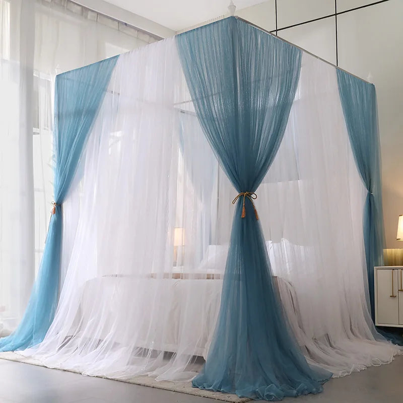 Un bel ensemble de rideaux bleu et blanc aérien, créant un espace intime et cocooning dans la pièce.