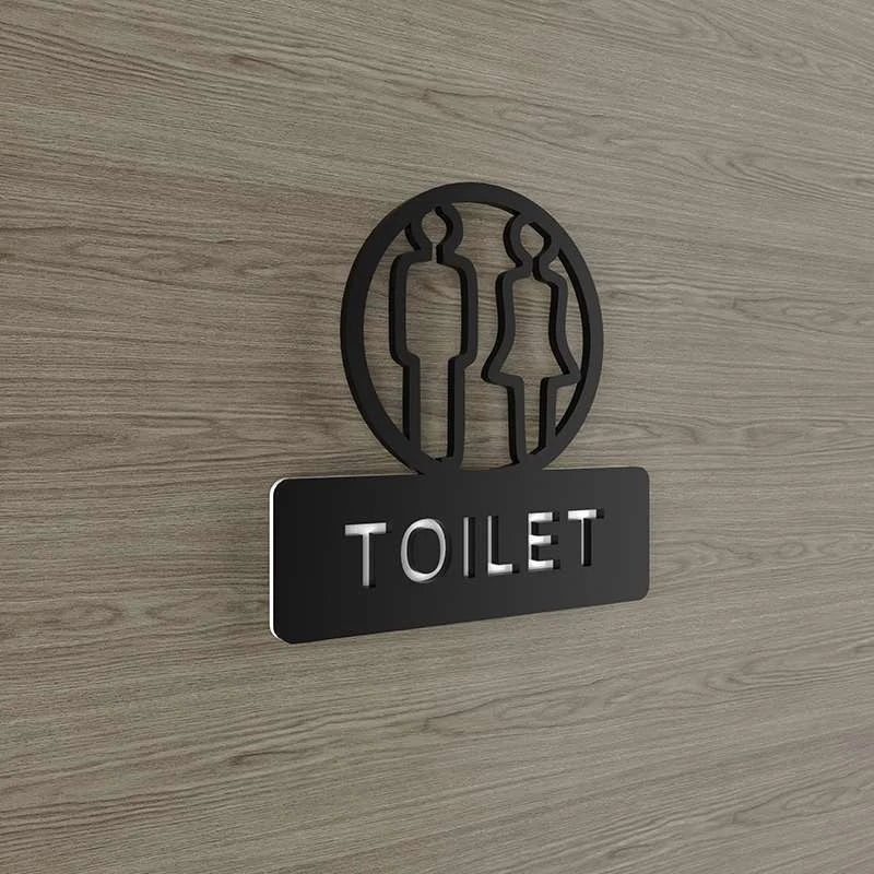 Détail des lettres flottantes sur panneau toilette acrylique
