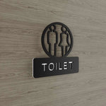 Détail des lettres flottantes sur panneau toilette acrylique