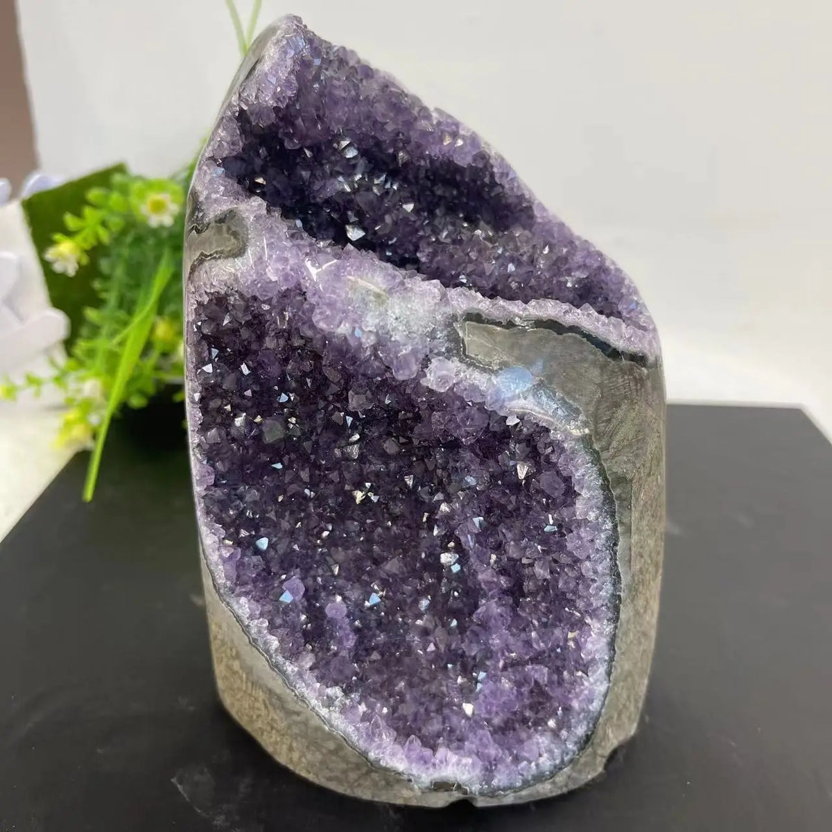 géode quartz améthyste pierre naturelle feng shui décoration minérale cristaux violets blancs opaques