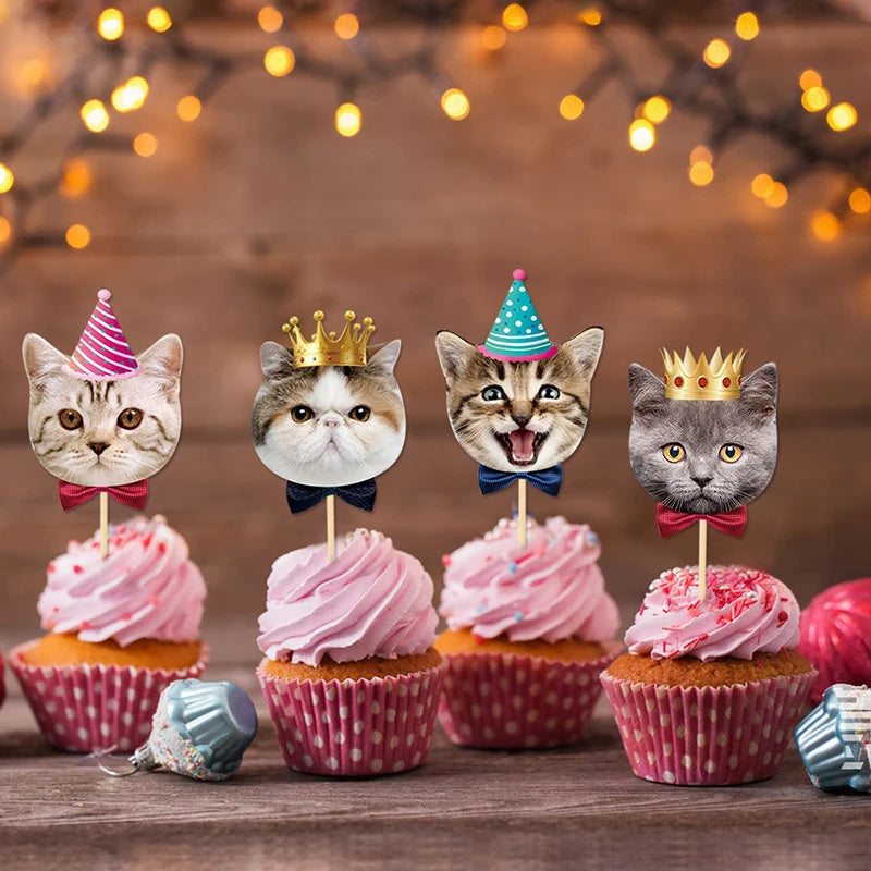 décoration gâteau anniversaire chats cupcakes visages bois chapeaux couronnes nœuds papillon multicolore festive amusante
