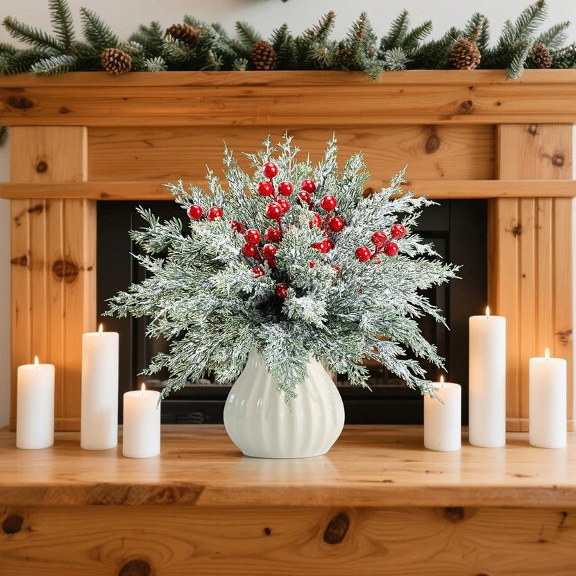 bouquet artificiel feuilles vertes baies rouges poudre blanche naturel décoratif vase blanc serviettes assiettes