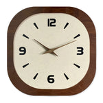 horloge murale bois marron aiguilles noires numeros blancs texture grunge moderne fixations quartz