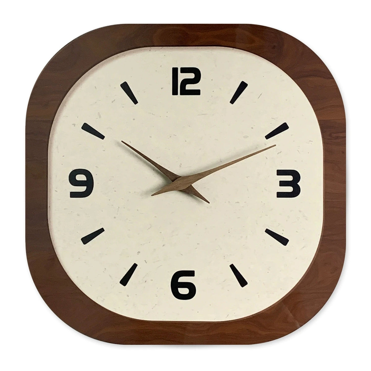 horloge murale bois marron aiguilles noires numeros blancs texture grunge moderne fixations quartz