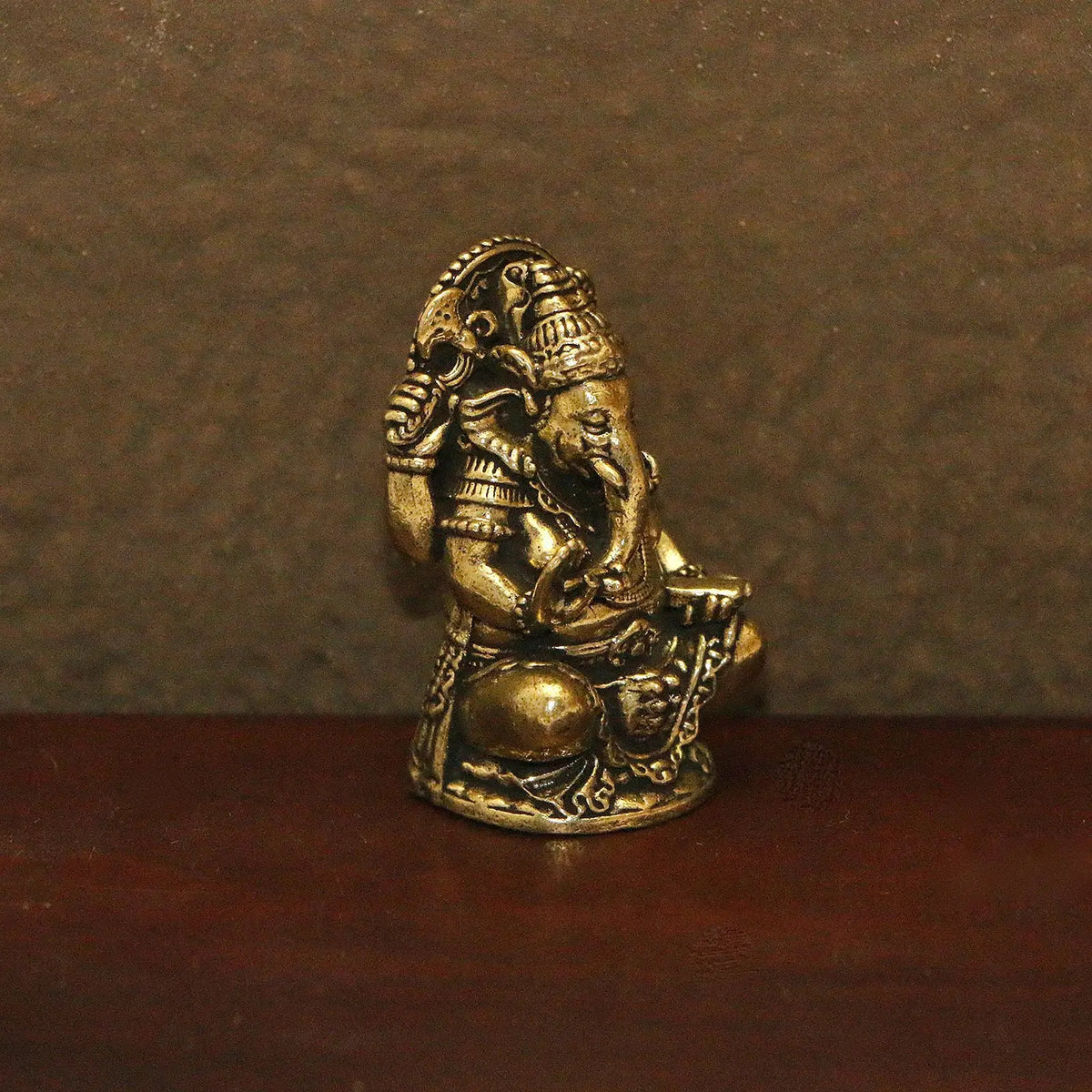 statues ganesha bronze doré sculptures détaillées motifs floraux traditionnel hindou maison