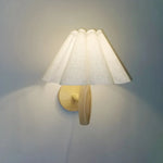 lampe murale plissée bois blanc moderne interrupteur bouton éclairage chambre coucher rustique