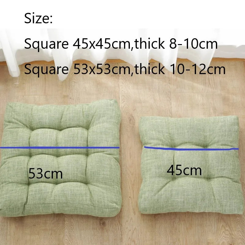 Coussin de sol japonais bleu profond dans un salon moderne