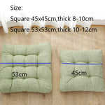 Coussin de sol japonais bleu profond dans un salon moderne