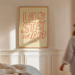 impression toile moderne texte let's stay in bed beige rouge minimaliste