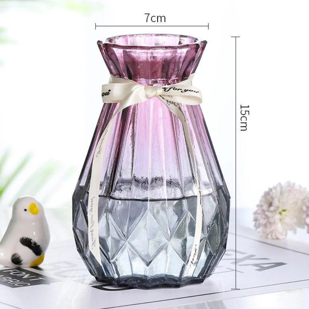 vases modernes élégants couleurs bleu violet rose facettes rayures opaques décoration intérieure arrangement fleurs