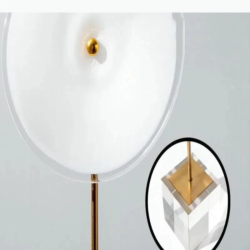décoration moderne lampes sculpturales transparentes abatjours texturés base cube doré blanc chambre