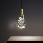 Lampe suspendue en cristal noir éclairant une salle à manger