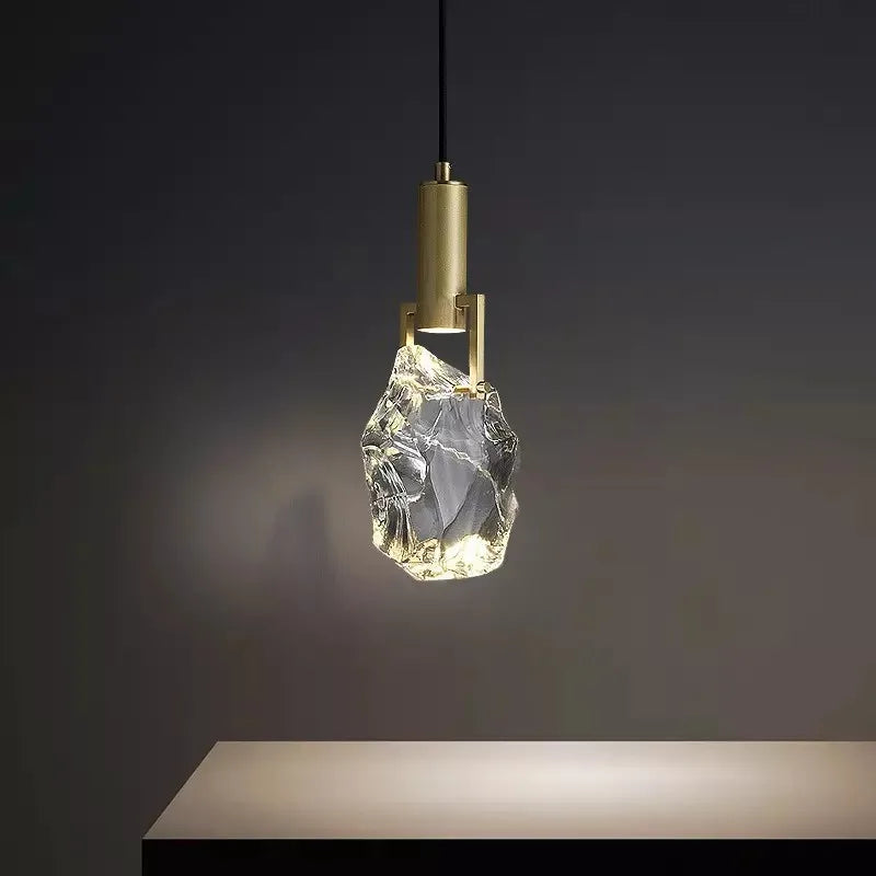 Lampe suspendue en cristal noir éclairant une salle à manger
