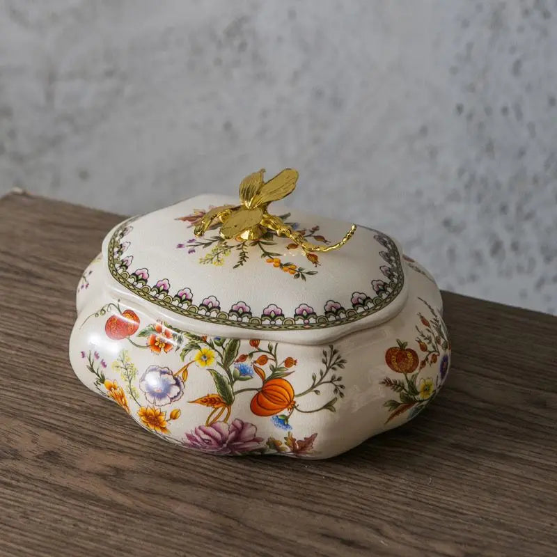 boîte bijoux céramique vintage blanche motifs floraux détails dorés decoration intérieure floral