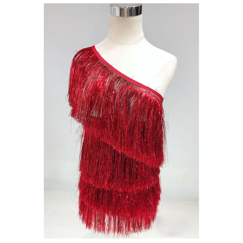 jupe festive dentelle paillettes franges blanc rouge élégante party accessoire textile