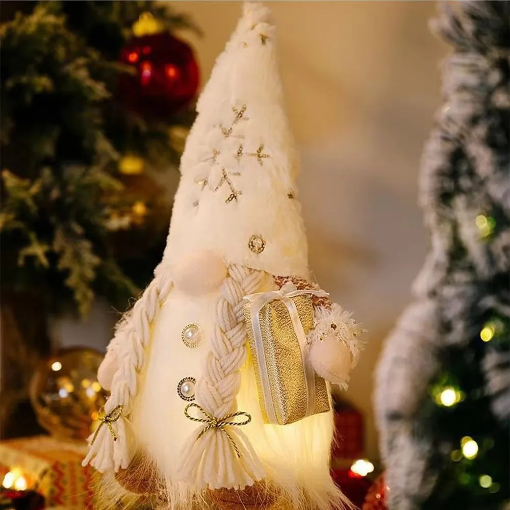 ornements noël poupées blanc doré tissu motifs floraux traditionnels festifs guirlande lumineuse