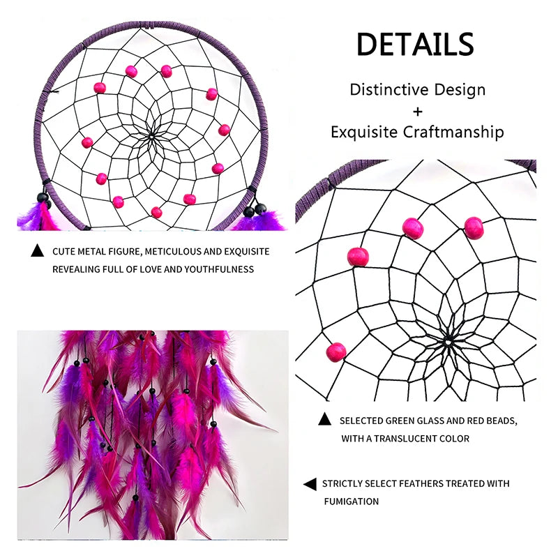 Un capteur de rêves délicat aux motifs géométriques violets et roses, décoré de perles translucides et de plumes traitées à la fumigation, un objet artisanal révélant un travail méticuleux et une conception distinctive.