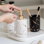 ensemble salle bain moderne blanc doré marbre veines élégant pompe tasse dents support savon